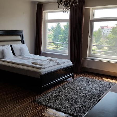Sunlight Studio Apartment Oradea Exterior photo
